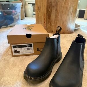 Black Softy T Dr. Martens